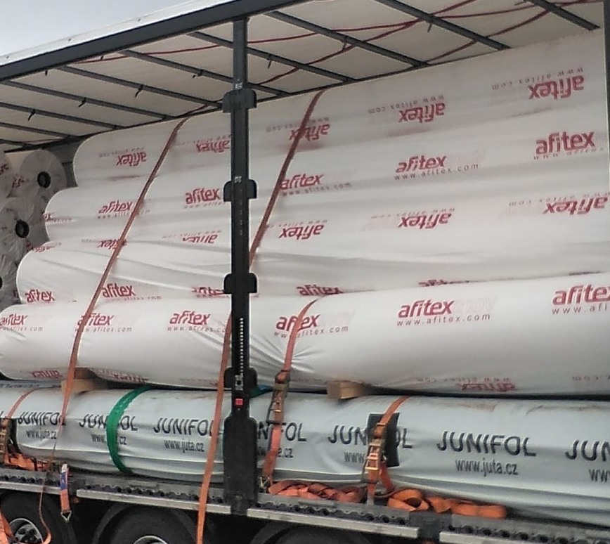 Rouleaux de géotextile non-tissé AFITEX P chargés pour livraison sur chantier — gamme du AFITEX P 600 (600 g/m²)