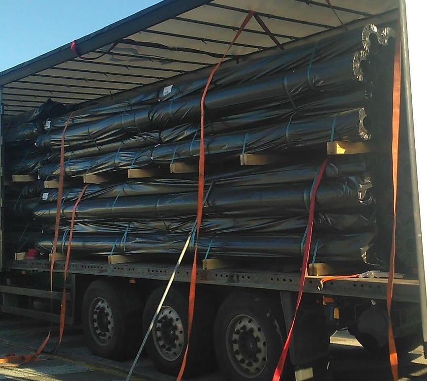 Rouleaux de géotextile non-tissé JUTA chargés sur camion pour livraison sur chantier — gamme du JUTA G5 (190 g/m²)